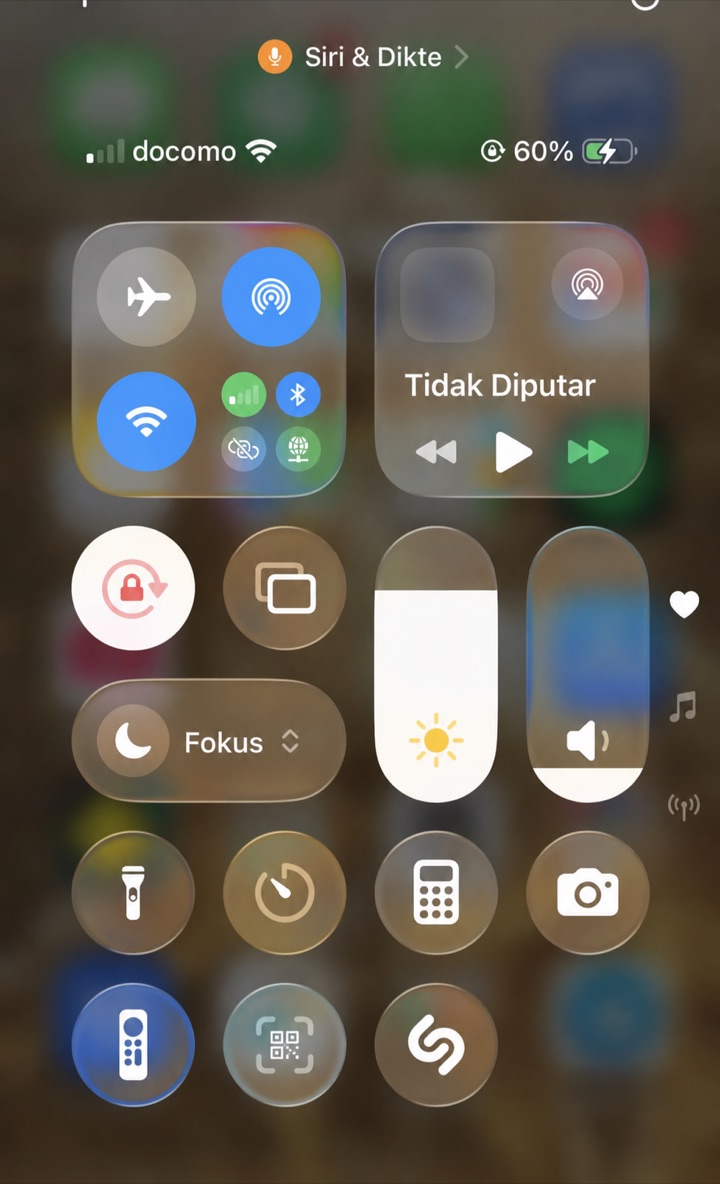 Pusat Kontrol iPhone berbahasa Indonesia setelah mode pesawat dimatikan dan jaringan Docomo aktif