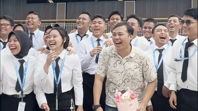 Siswa JobJepang yang siap berangkat ke Jepang dengan senyum penuh semangat