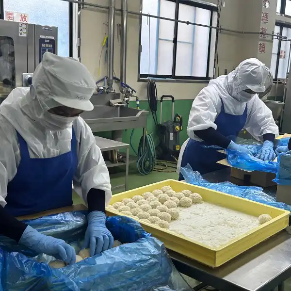 Alumni JobJepang bekerja di pabrik pengolahan makanan di Jepang