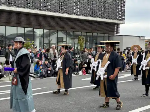 Siswa Osaki Japanese Language School berpartisipasi dalam parade Festival Multikultural Osaki dengan kostum Edo