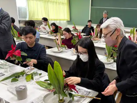 Kelas ikebana di Osaki Japanese Language School dengan guru senior membimbing siswa