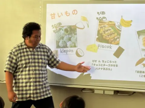Siswa Osaki Japanese Language School mempresentasikan kuliner Indonesia kepada warga lokal Jepang