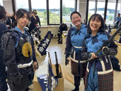 Siswa Osaki Japanese Language School mengenakan kostum samurai tradisional