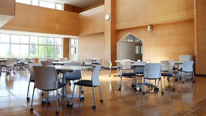 Aula serbaguna Osaki Japanese Language School dengan dinding kayu