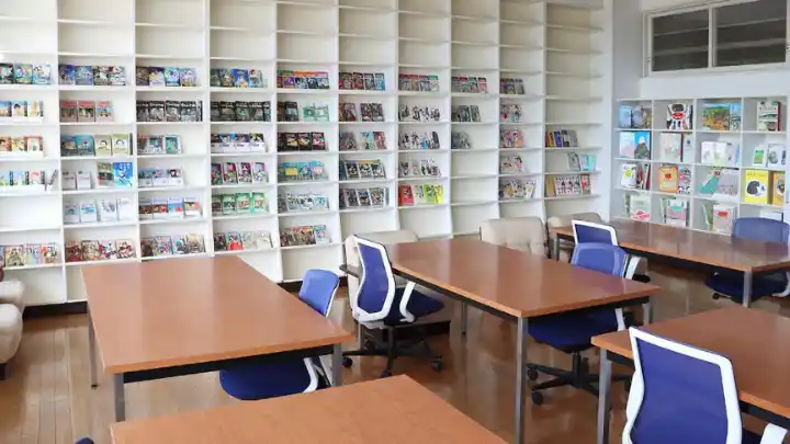 Perpustakaan Osaki Japanese Language School dengan rak buku penuh dan area baca