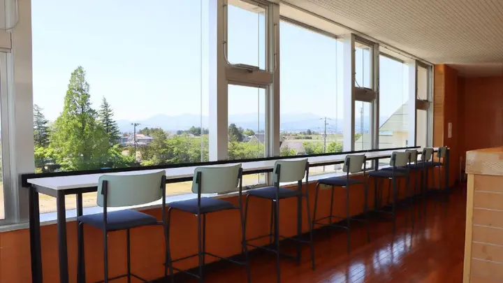 Ruang observasi Osaki Japanese Language School dengan pemandangan kota dan pegunungan Miyagi